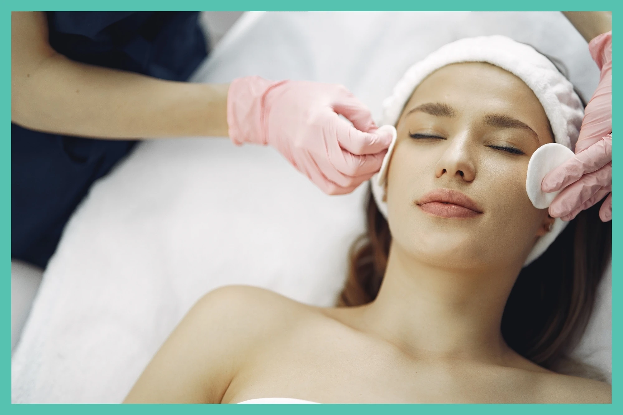 Esteticista limpia el rostro de una paciente con esponjas suaves durante una limpieza facial profunda en cabina