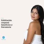 Mujer latina de unos 31 años con toalla blanca y hombro de piel suave