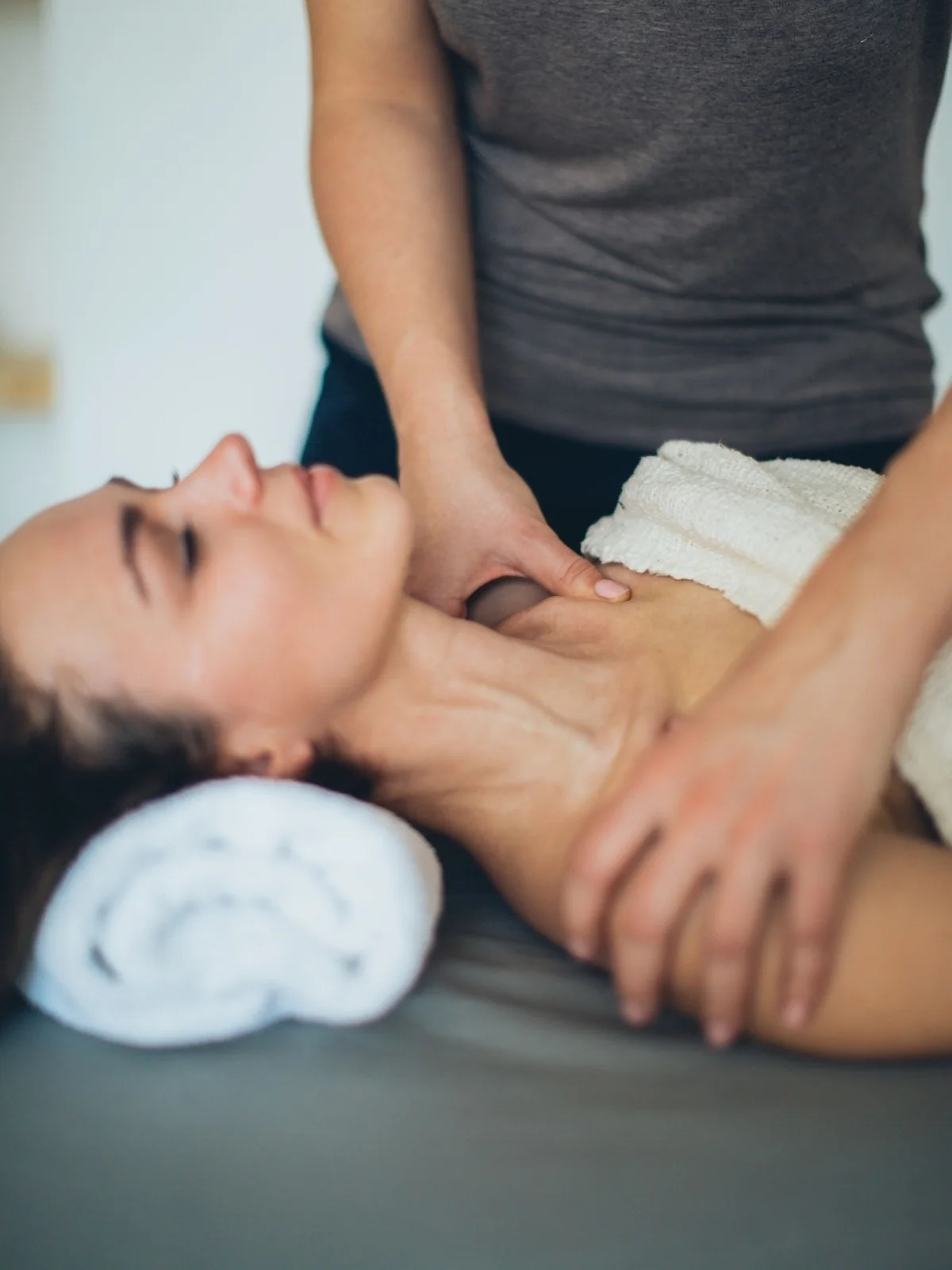Masaje relajante de cuello y hombros en la clínica