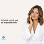 Mujer latina de unos 42 años con bata blanca de spa y piel firme y luminosa