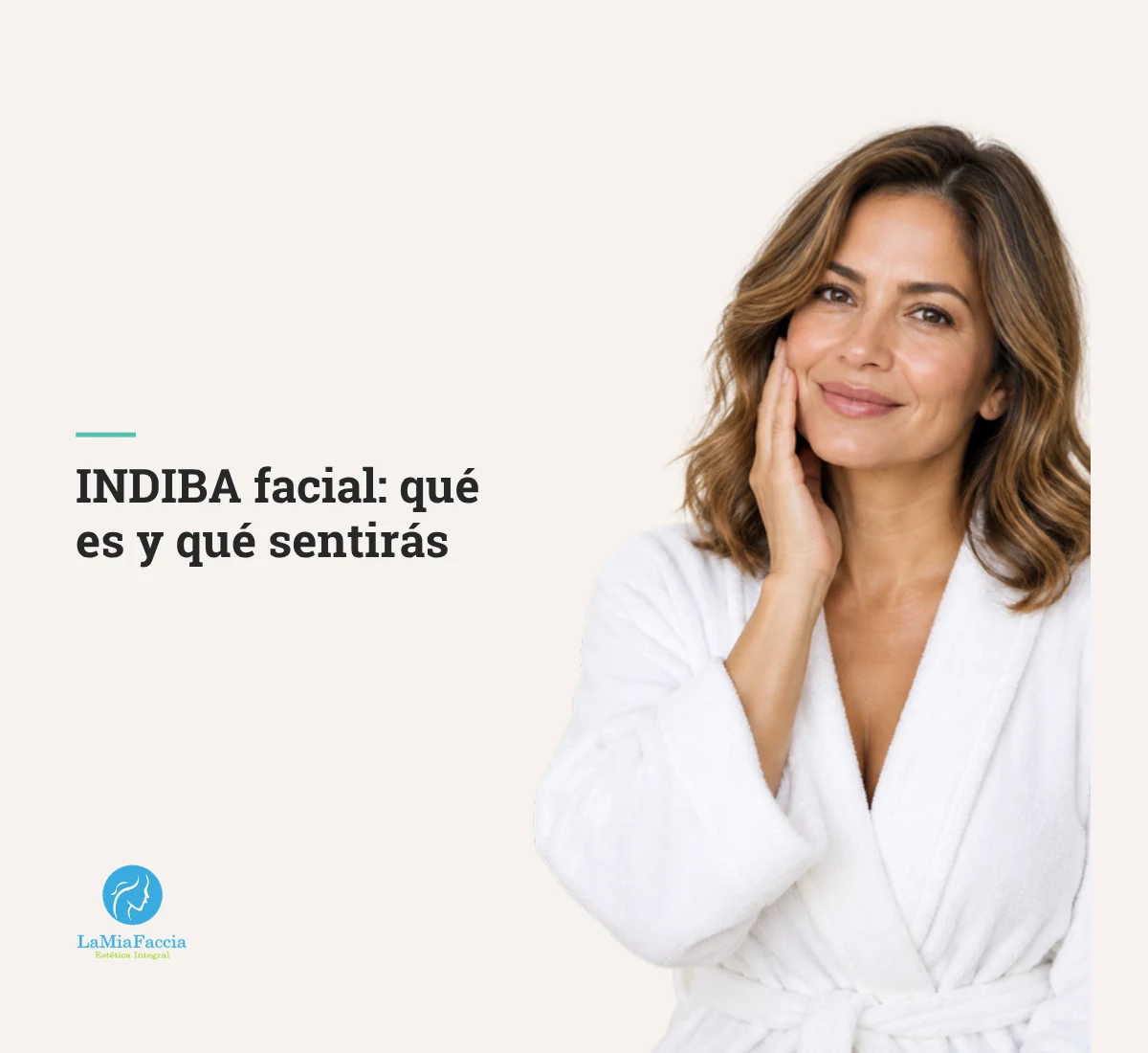 Mujer latina de unos 42 años con bata blanca de spa y piel firme y luminosa