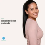 Mujer latina de 28 años con piel cuidada y luminosa