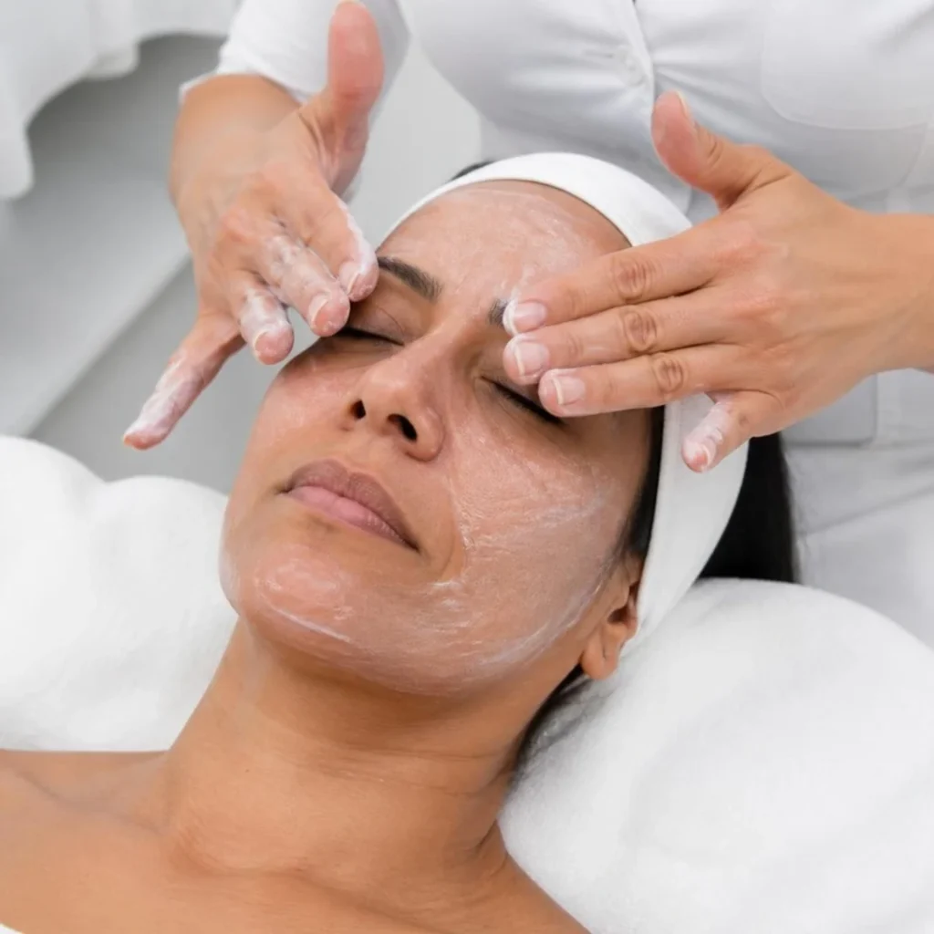 Masaje con crema hidratante durante la limpieza facial profunda