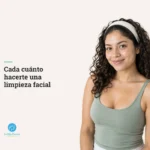Mujer latina de unos 26 años con diadema blanca y rostro fresco y limpio