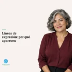 Mujer latina de unos 55 años con cabello plateado, líneas de sonrisa naturales y expresión segura
