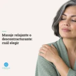 Mujer latina de 52 años relajada con bata de spa, mano sobre el hombro