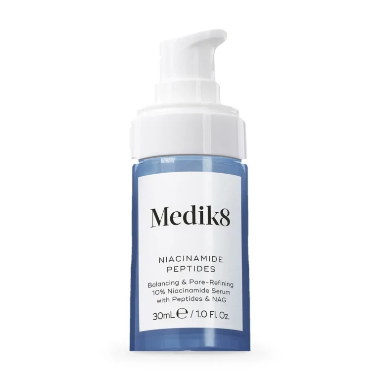 Frasco de Medik8 Niacinamide Peptides de 30 ml, sérum con 10% de niacinamida y péptidos