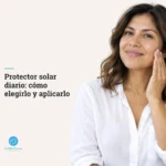 Mujer latina de 38 años tocando su mejilla tras aplicar protector solar