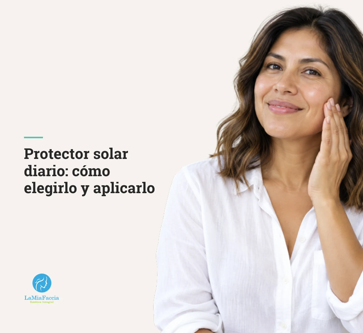 Mujer latina de 38 años tocando su mejilla tras aplicar protector solar