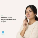 Mujer latina de unos 34 años con suéter crema sosteniendo un gotero ámbar en su rutina de noche
