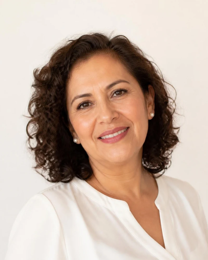 Mujer sonriente de cabello rizado, toxina botulínica en La Mia Faccia Miraflores