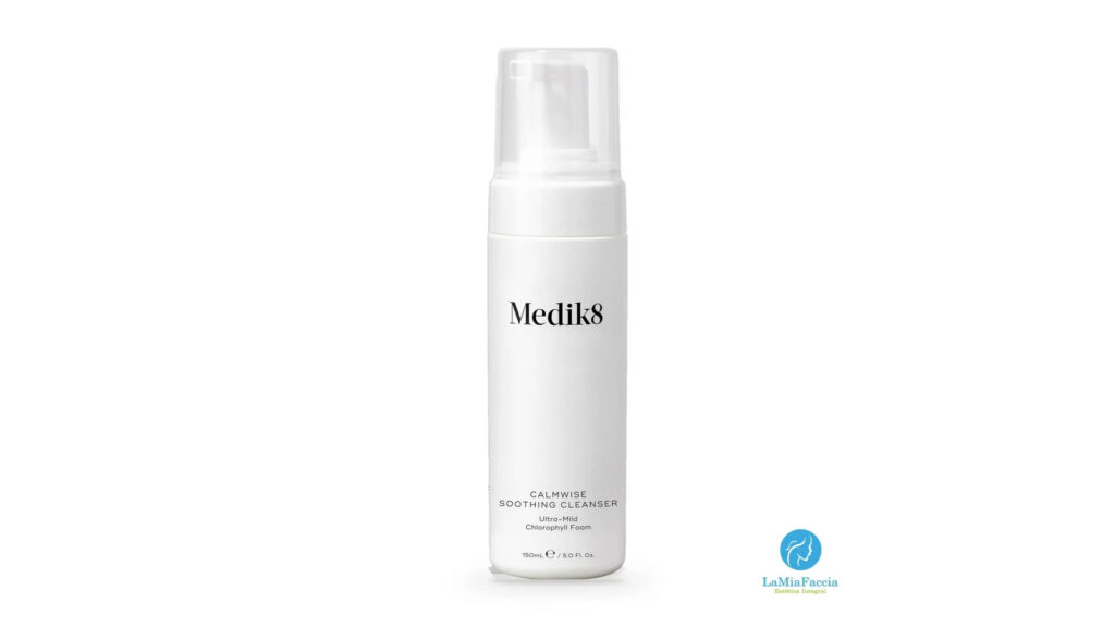 Video de Medik8 Calmwise Soothing Cleanser, limpiador facial en espuma para piel sensible