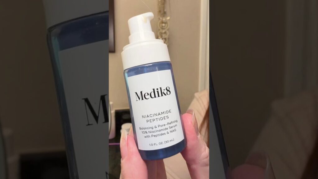 Video de Medik8 Niacinamide Peptides, sérum de niacinamida al 10% con zinc