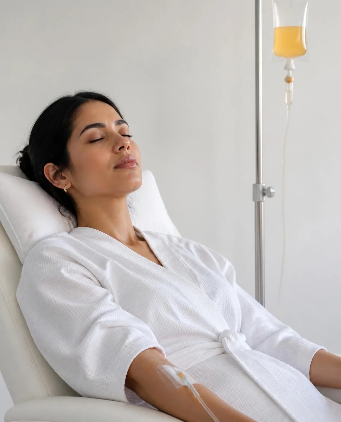 Mujer latina recibiendo vitamina C endovenosa en Lima