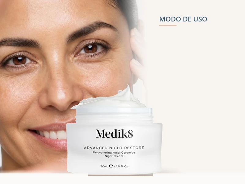 Medik8 Advanced Night Restore junto al rostro de una mujer, crema de noche con ceramidas