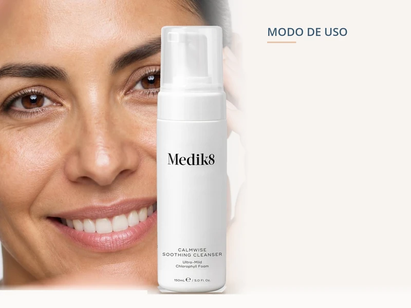 Medik8 Calmwise Soothing Cleanser junto al rostro de una mujer, limpiador facial en espuma para piel sensible