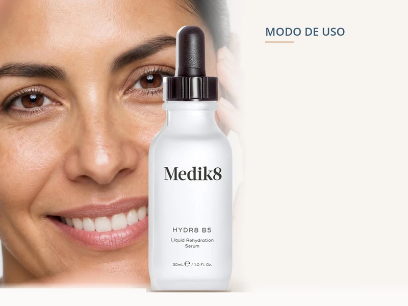 Medik8 Hydr8 B5 junto al rostro de una mujer, sérum hialurónico sin aceites con vitamina B5