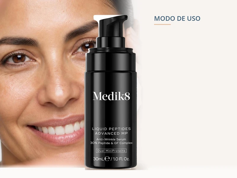 Medik8 Liquid Peptides Advanced MP junto al rostro de una mujer, sérum de péptidos con 13 péptidos al 30%