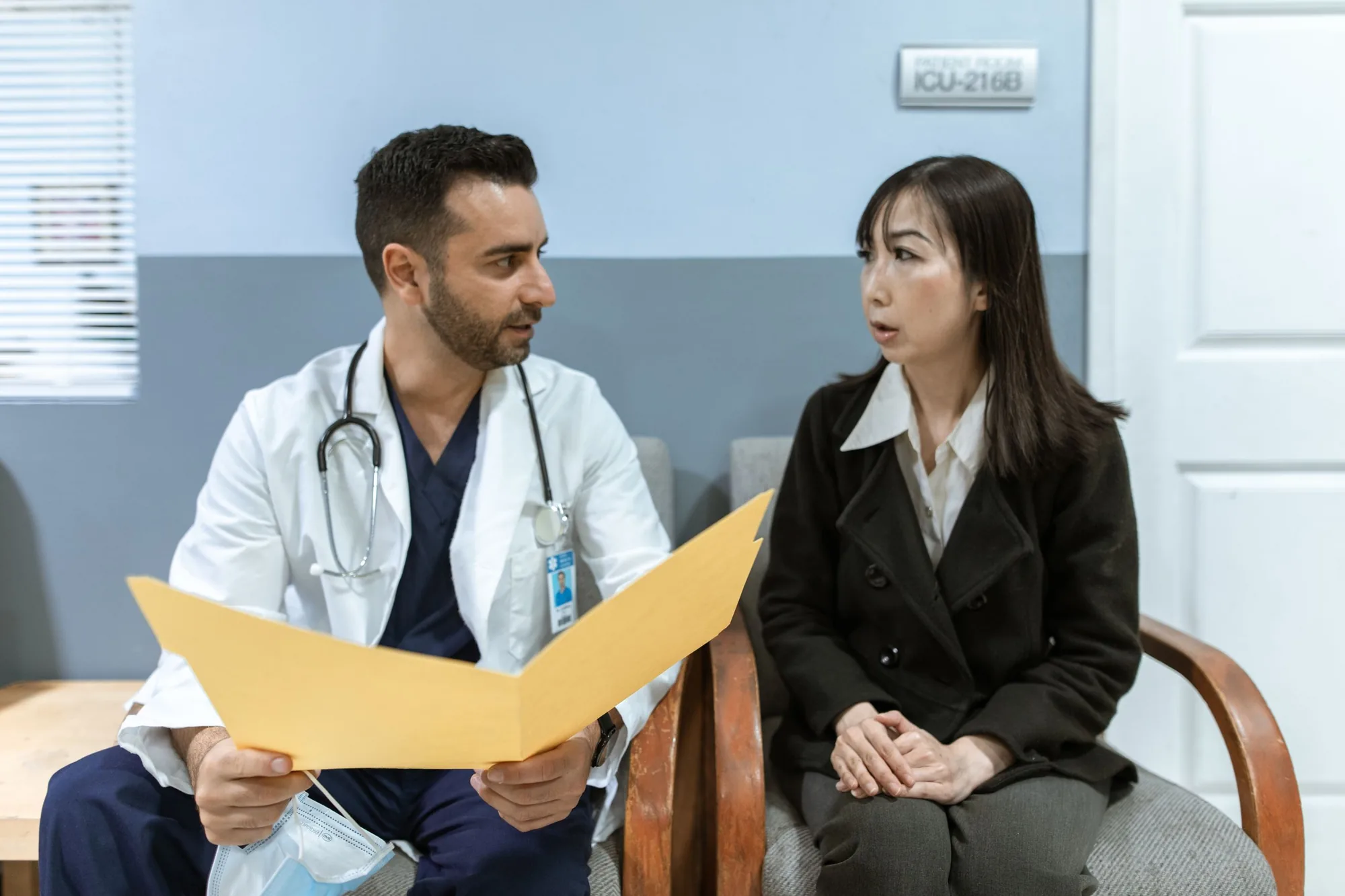 Especialista conversa con una paciente durante la evaluación previa al plasma rico en plaquetas facial